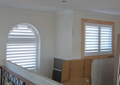 Recessed shutter panel for arched window